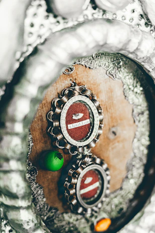 Official international trade compliance certificate framed with subtle red highlights.