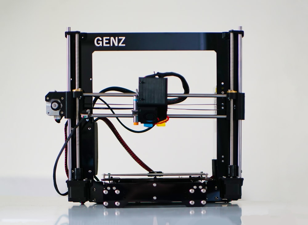 Una stampante 3D con un filo collegato ad essa