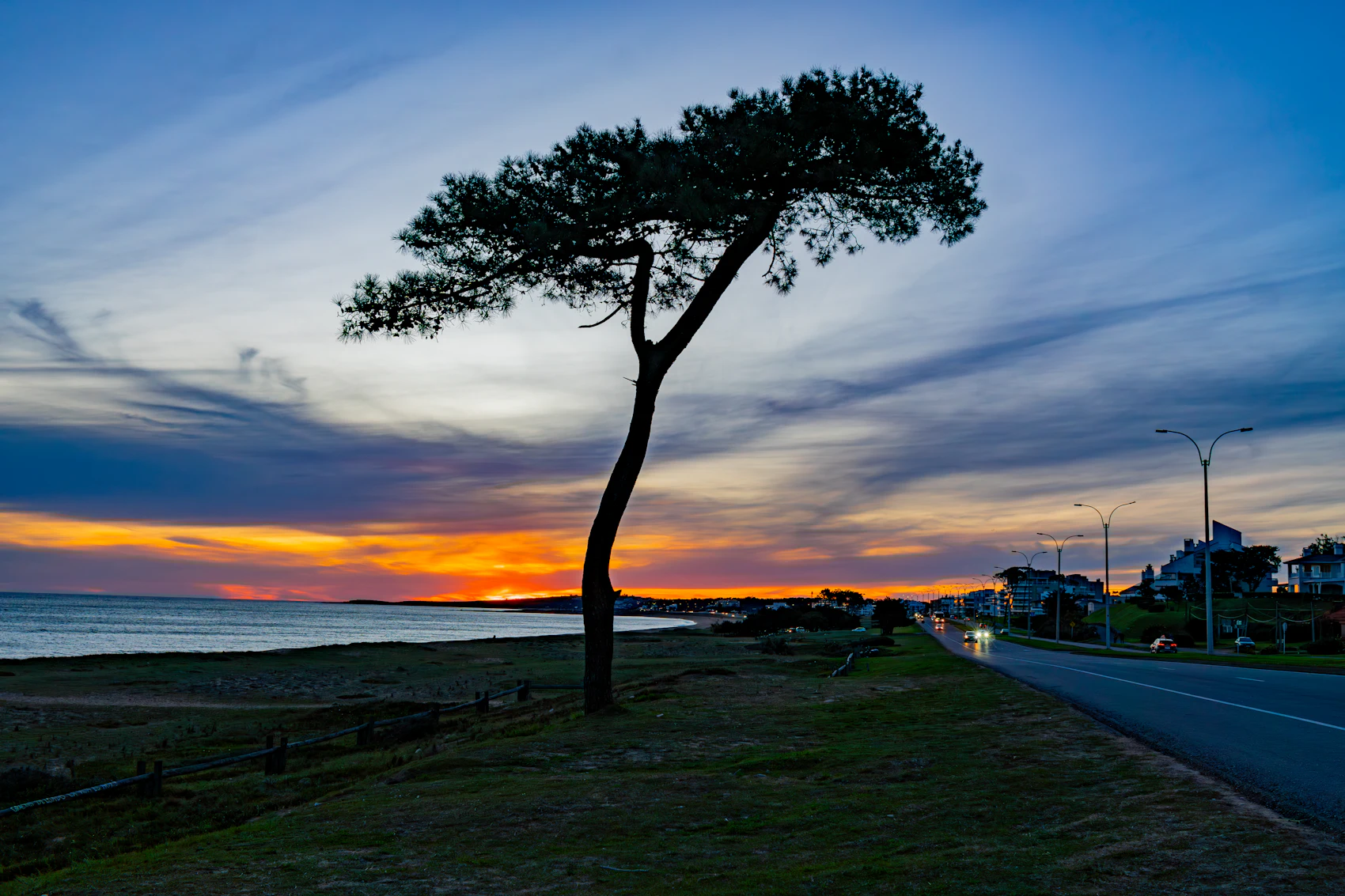 Atardecer sobre la playa de La Pedrera, Rocha