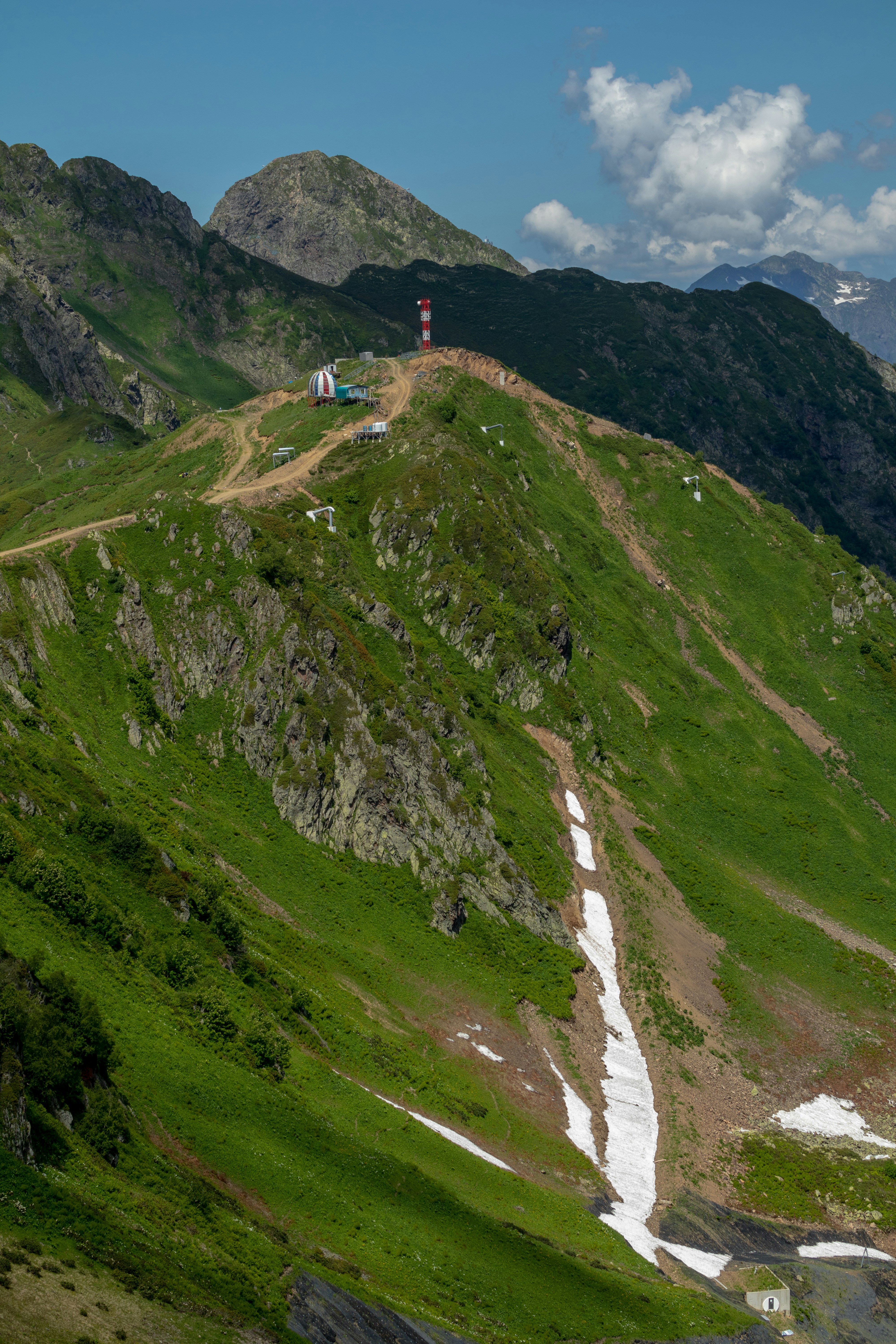 une personne qui fait du vélo de montagne sur un sentier
