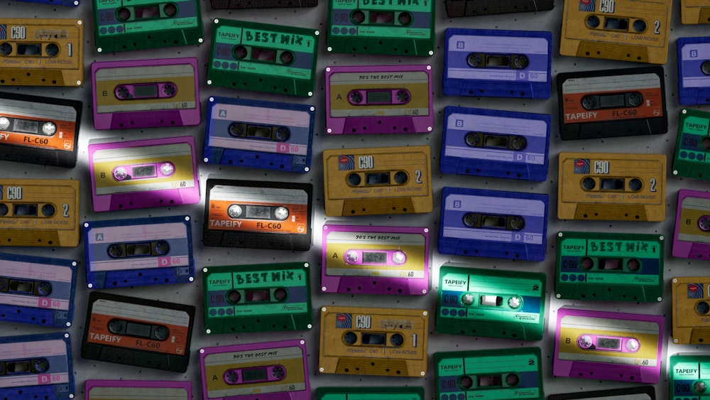 Una pared de cintas de cassette con las palabras mejor mezclar en ellas