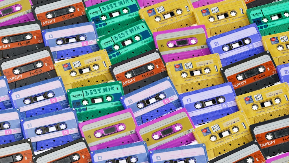 une pile de cassettes colorées assises les unes sur les autres