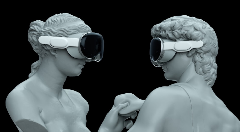 Ein paar Statuen mit virtuellen Brillen