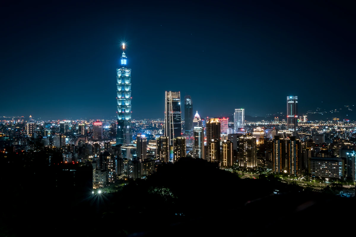 自象山遠眺台北信義區夜景，台北 101 矗立於城市燈火之中