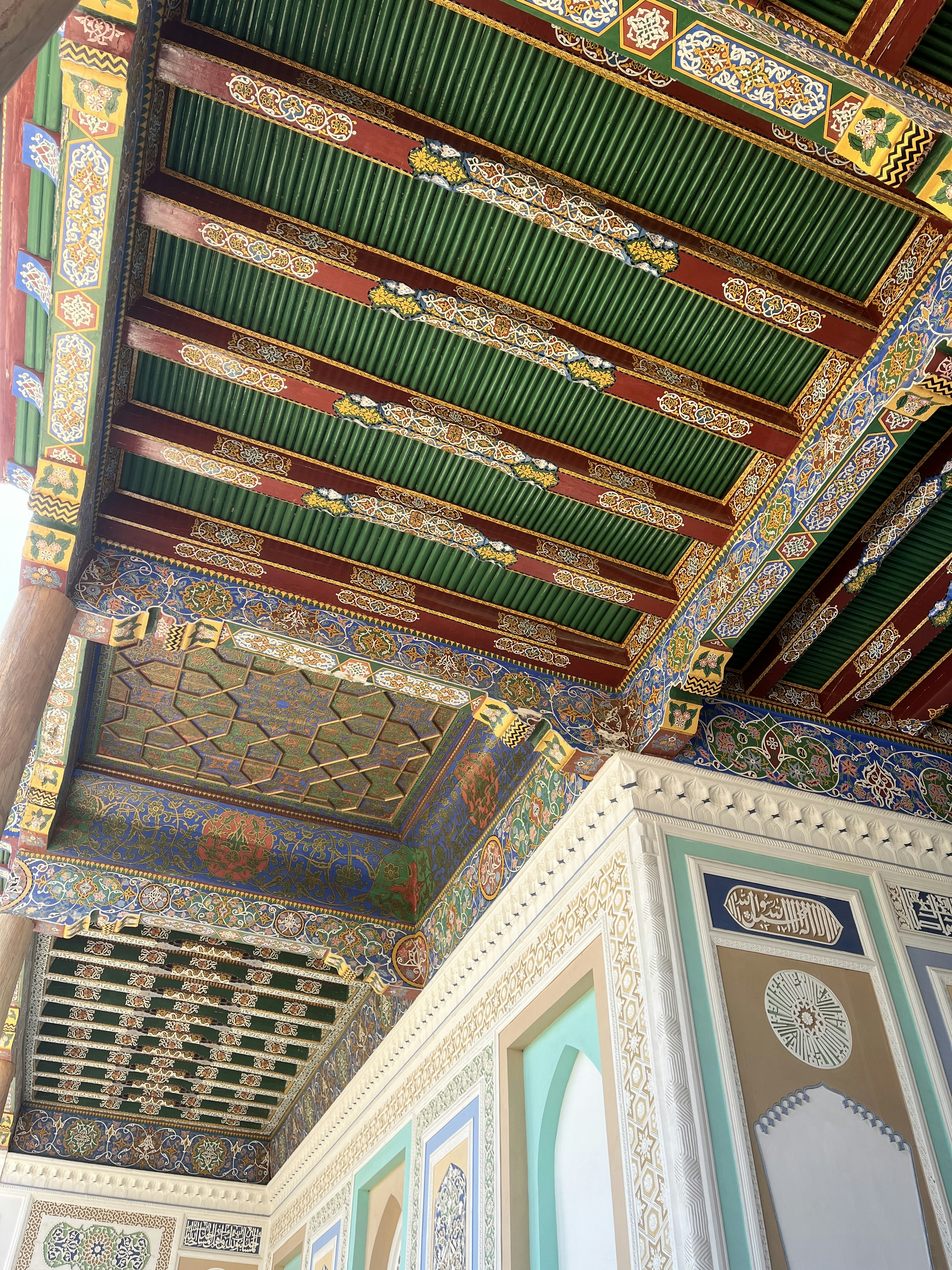 el techo de un edificio con diseños coloridos