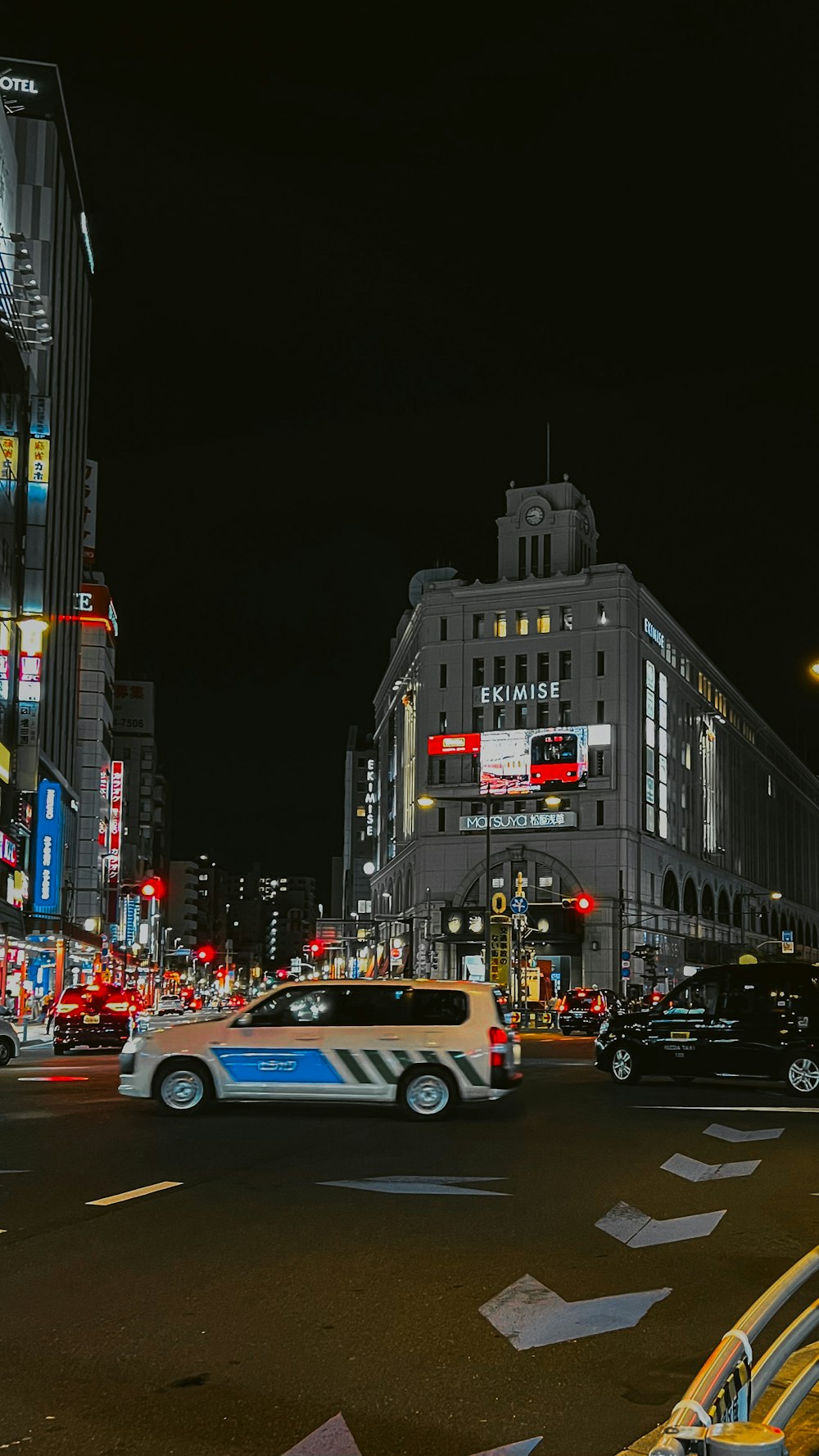 a city street filled with lots of traffic at night