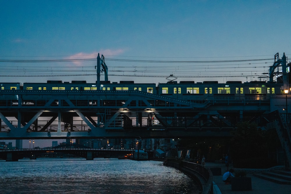 Un tren que viaja sobre un puente sobre un río