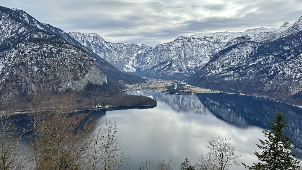 um lago cercado por montanhas cobertas de neve no meio do inverno