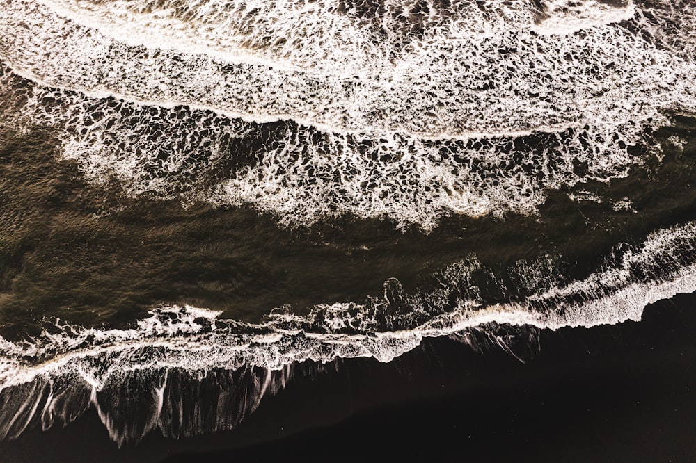 uma foto em preto e branco das ondas do mar