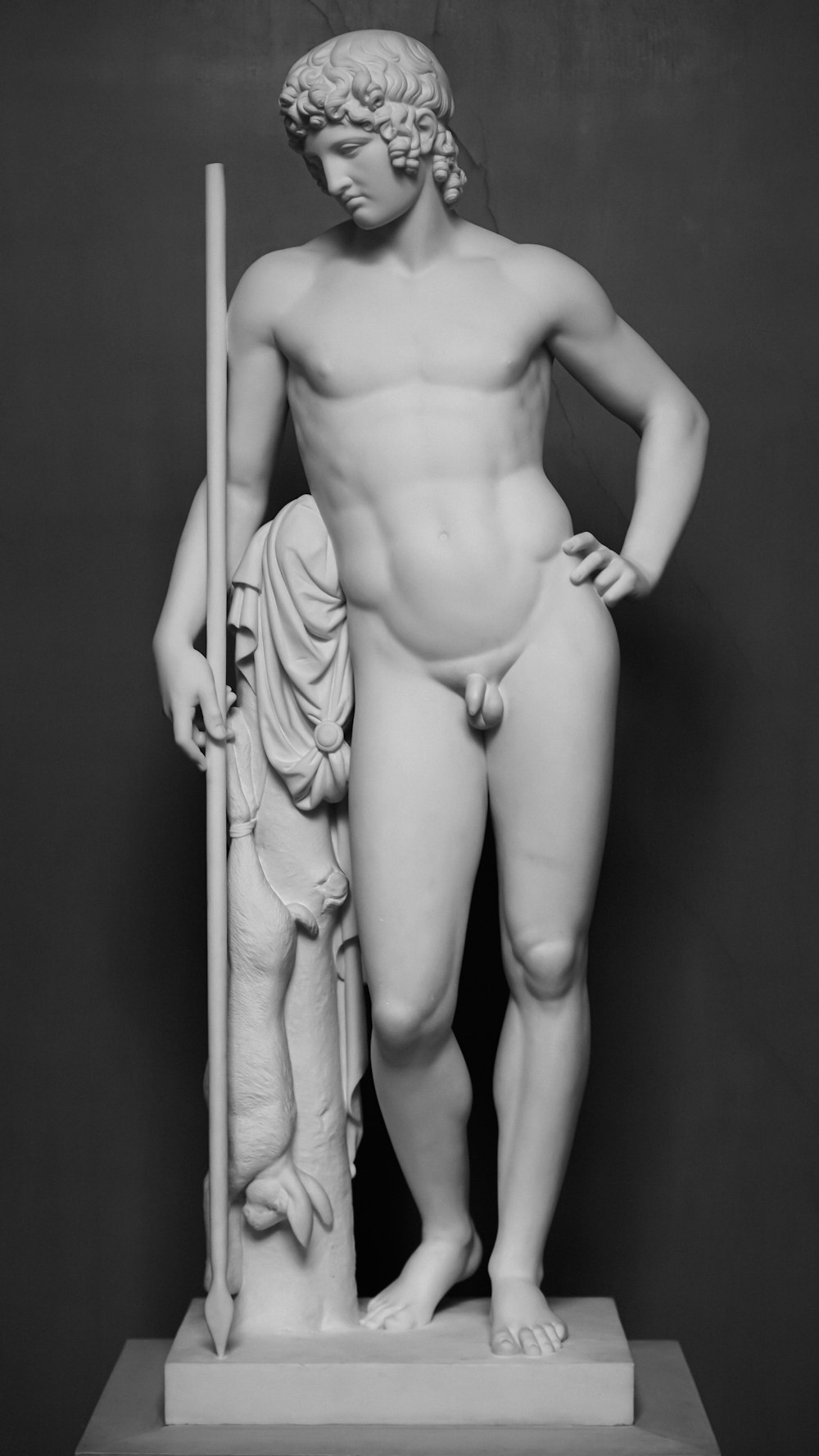 Ein Schwarz-Weiß-Foto einer Statue eines Mannes