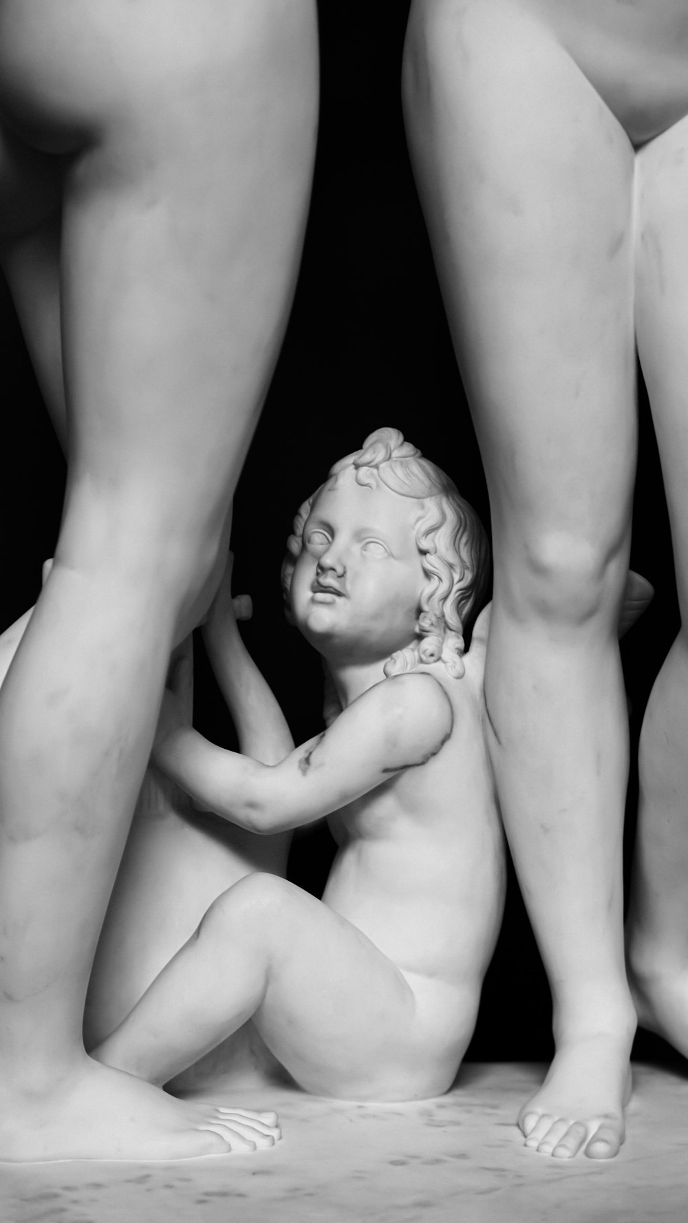 Ein Schwarz-Weiß-Foto einer Statue eines Kindes