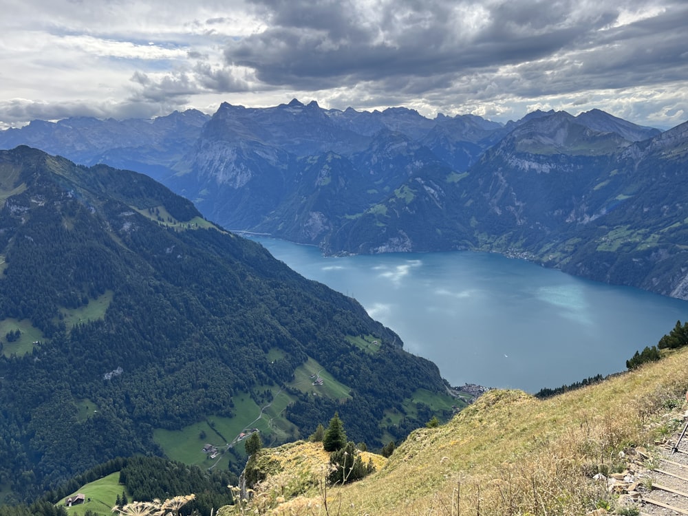 uma vista de uma cordilheira com um lago no meio