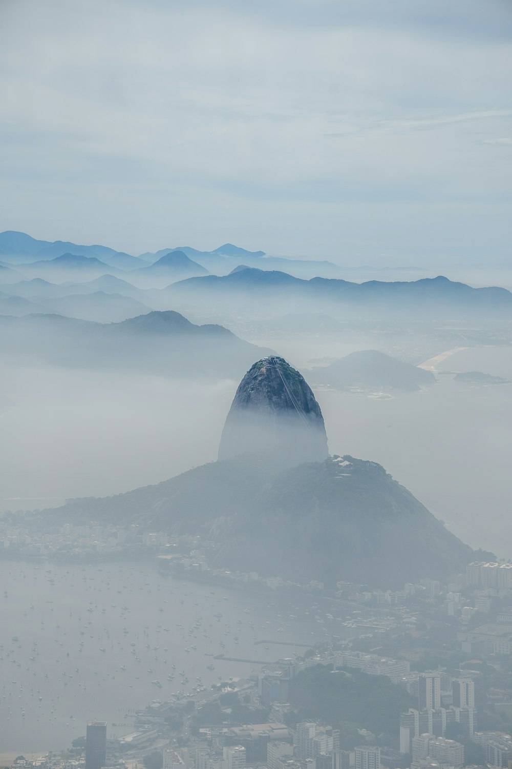 Blick auf einen Berg mitten in der Stadt