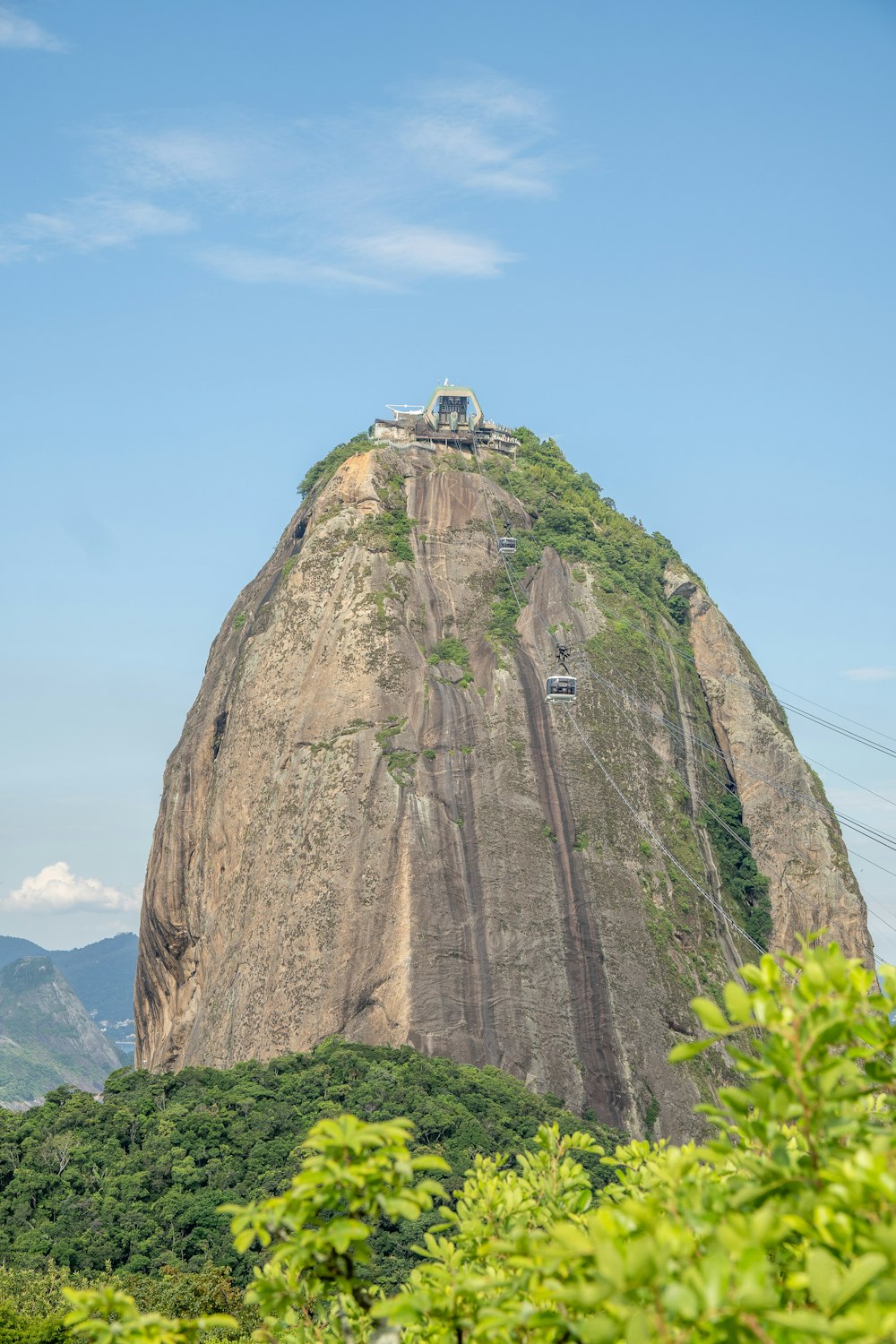 Ein sehr hoher Berg mit einem Haus auf der Spitze