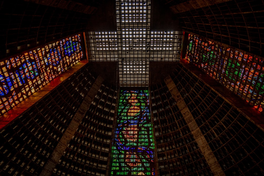 Ein Kreuz aus Buntglas in einem Gebäude