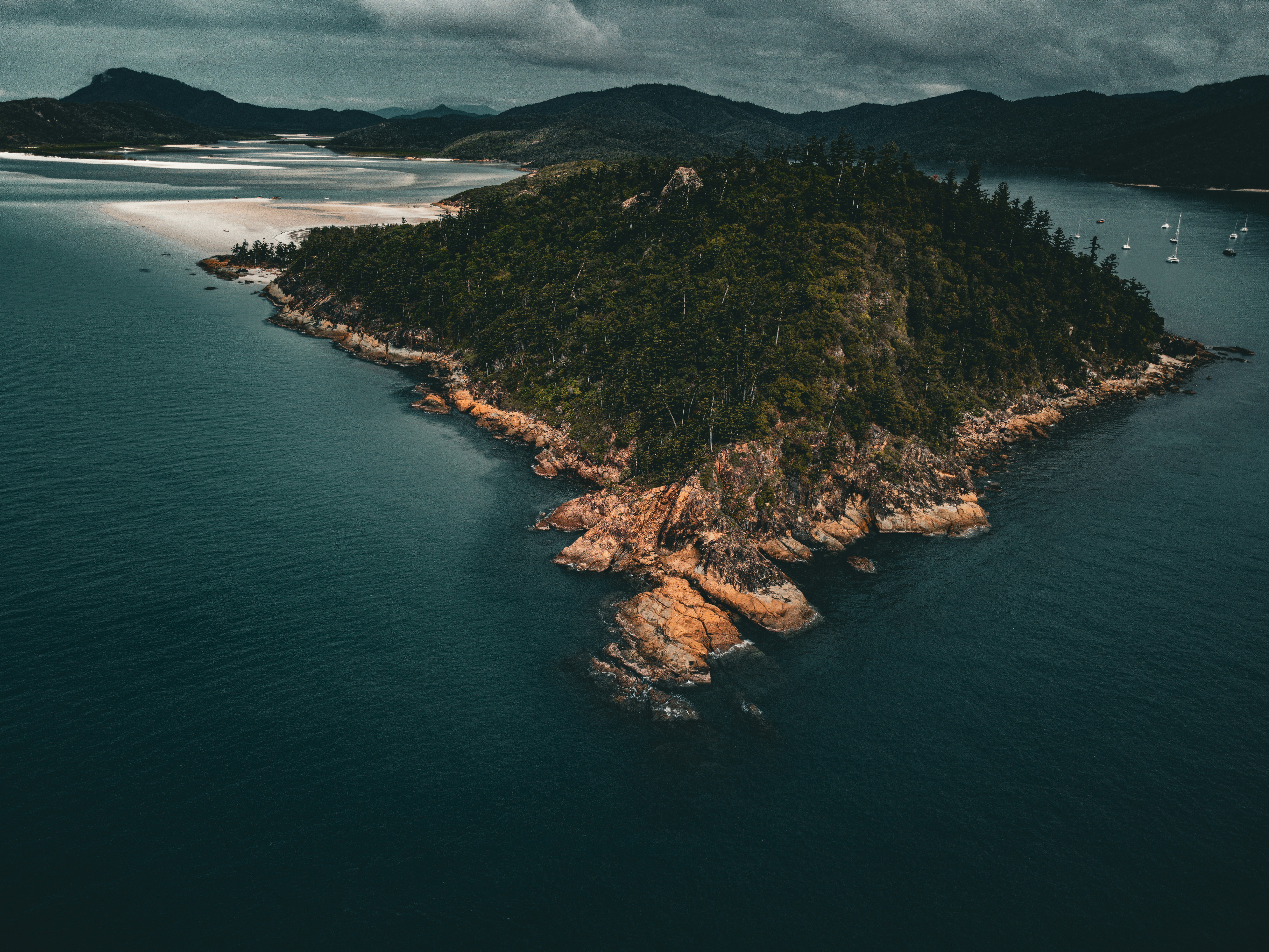 uma pequena ilha no meio de um corpo de água