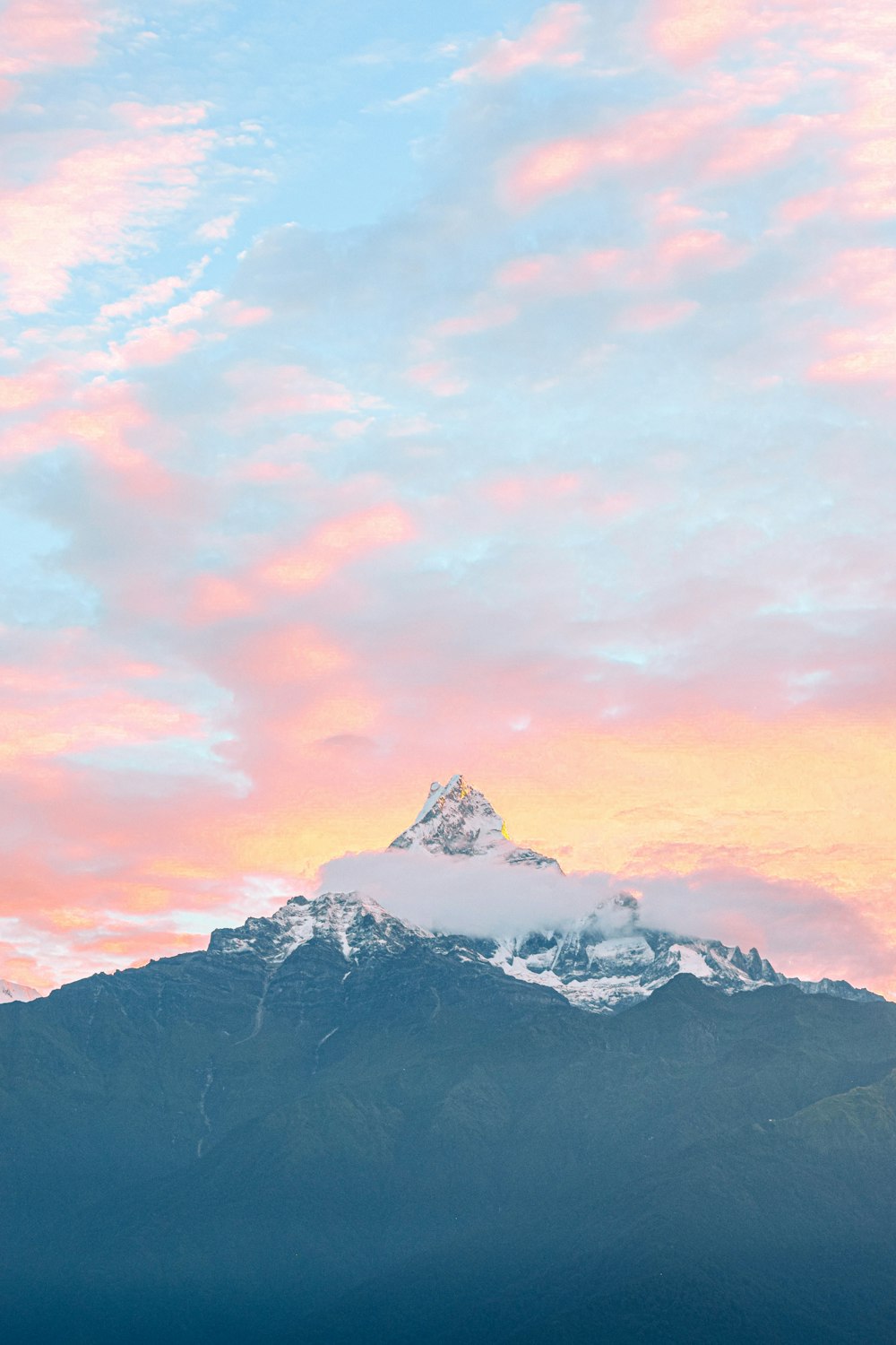 Una vista di una montagna con un cielo rosa sullo sfondo