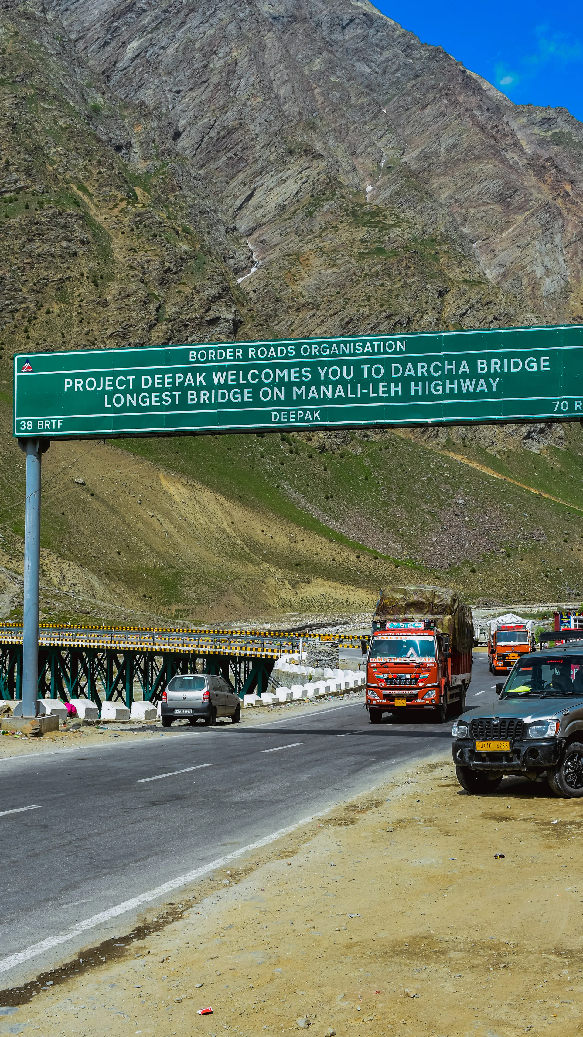 Border Roads sign at the Darcha bridge on the Manali–Leh highway