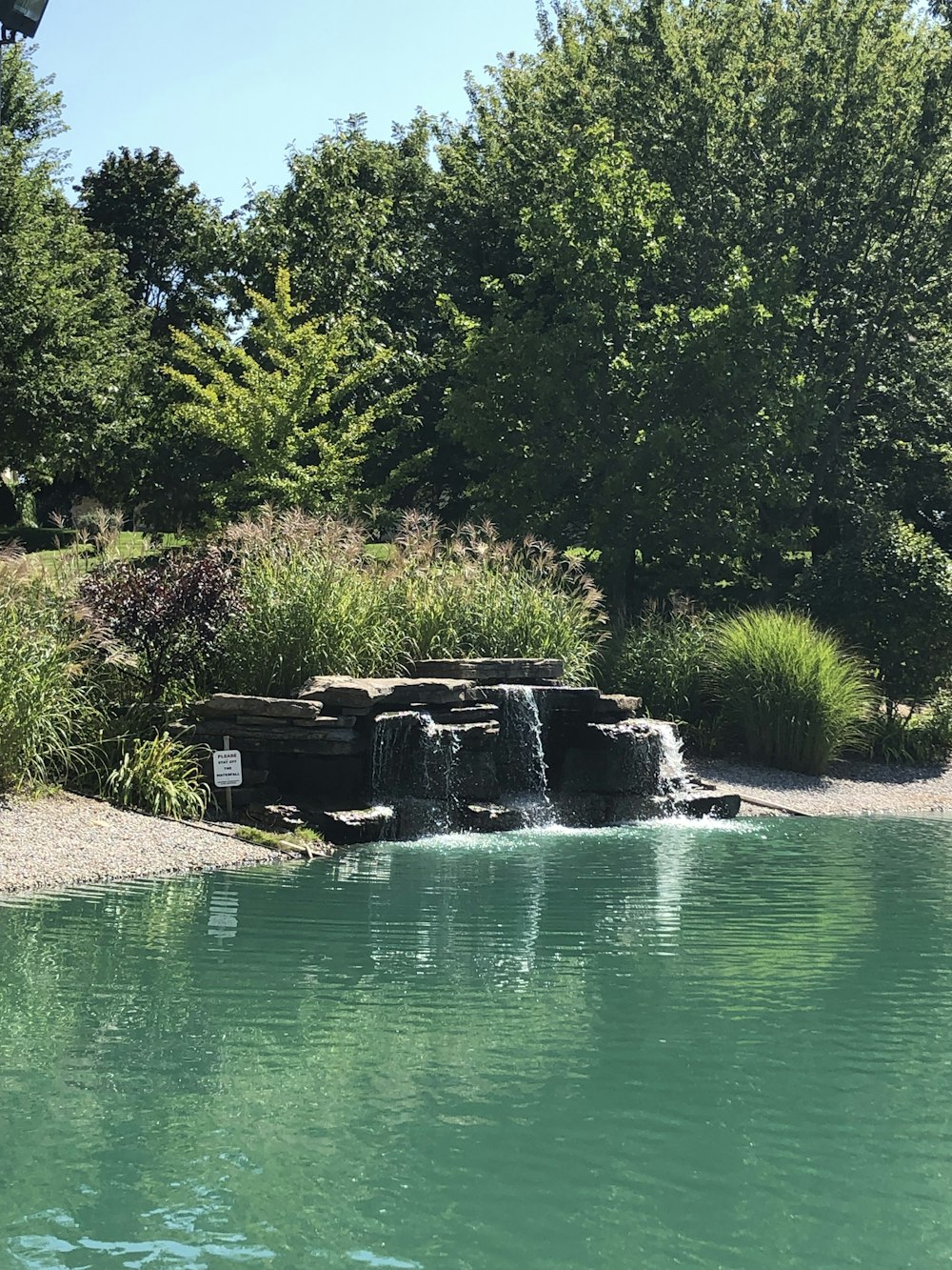 un estanque con una cascada en medio de ella