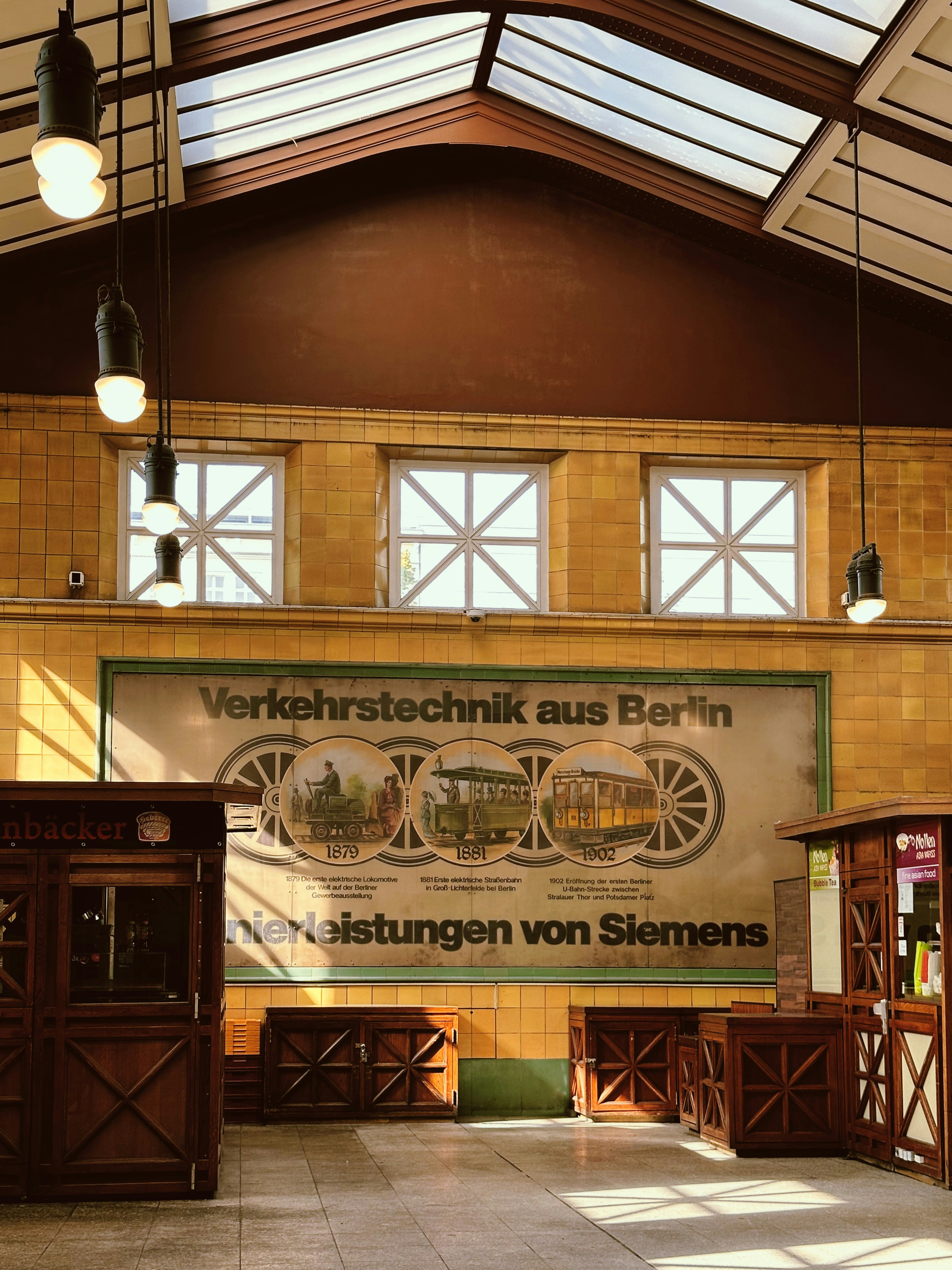 un edificio con una grande insegna appesa al soffitto