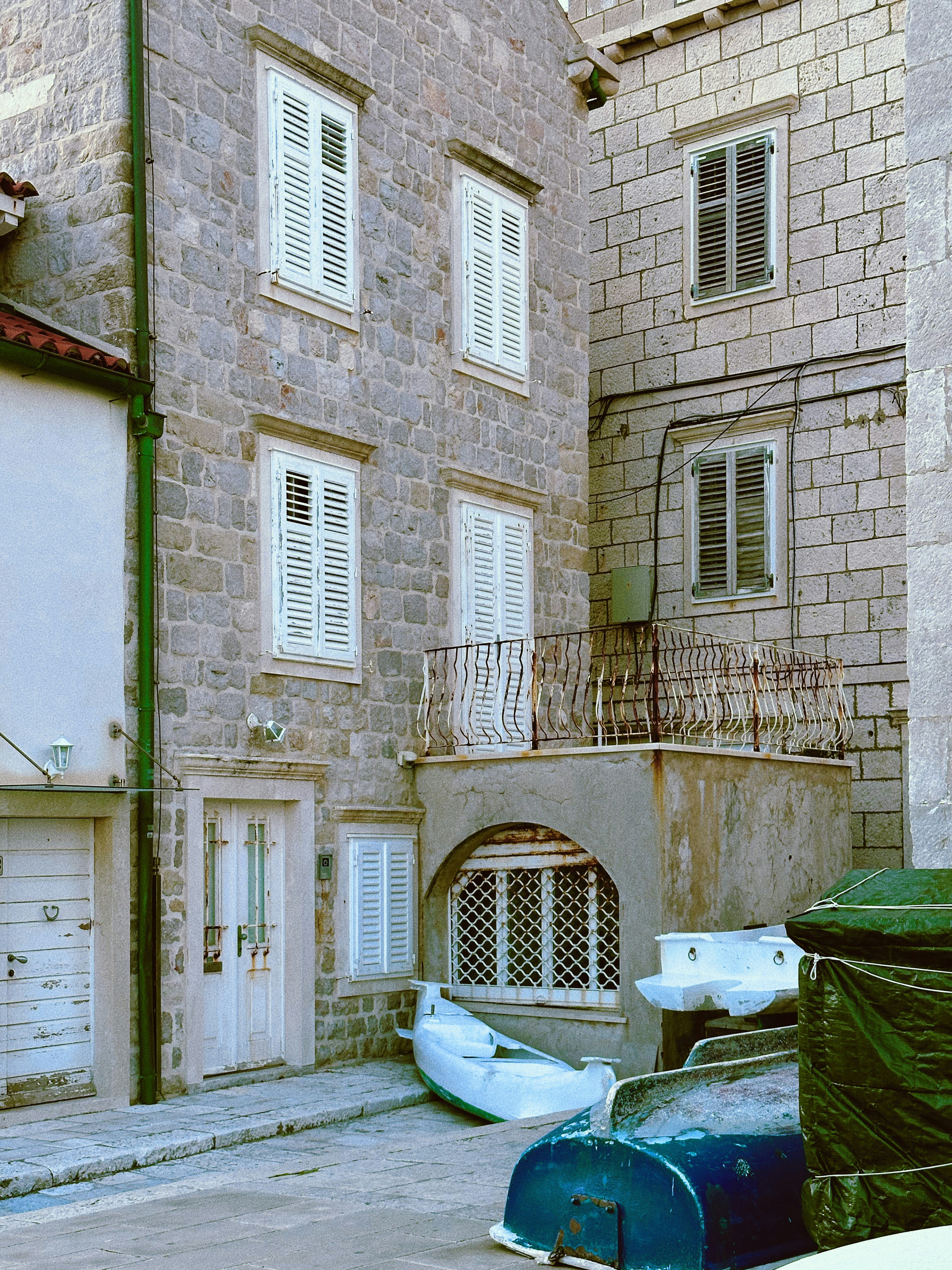 a couple of boats that are sitting in front of a building