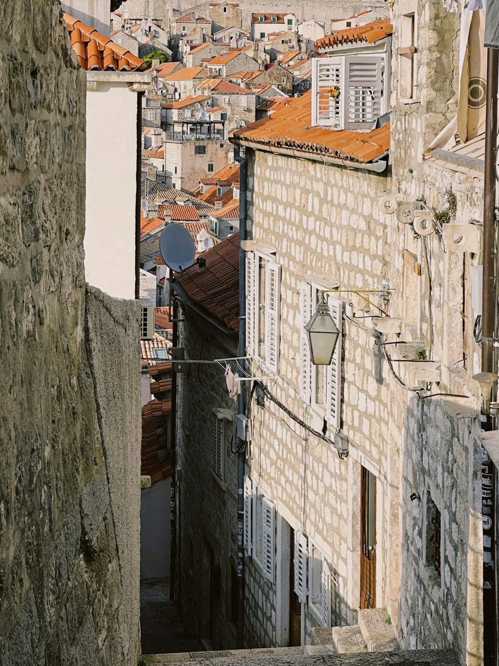 a narrow alley way with buildings in the background