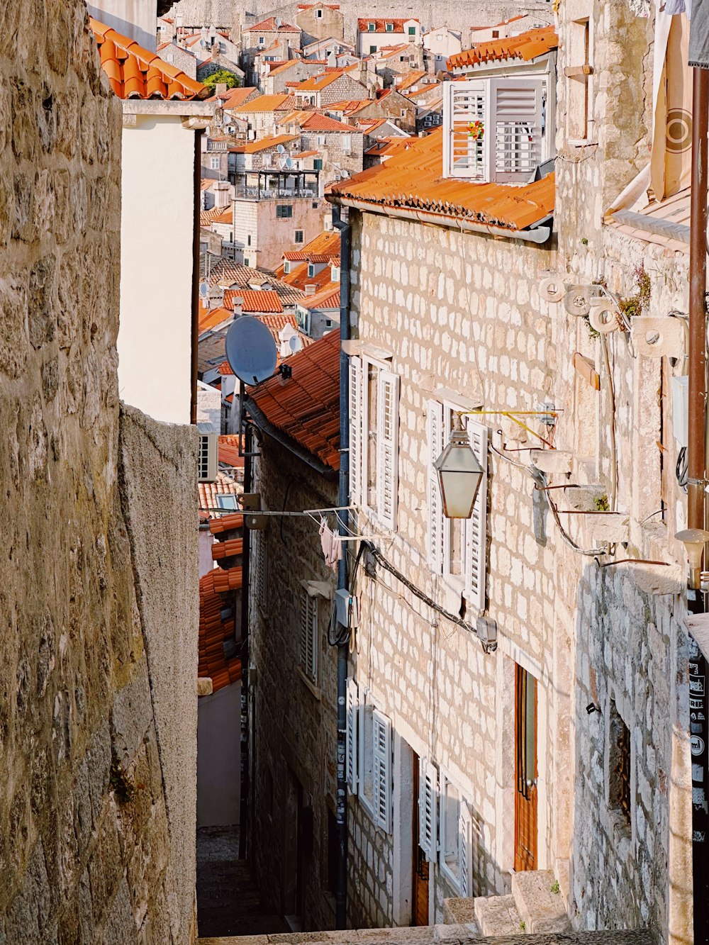 a narrow alley way with buildings and a street light