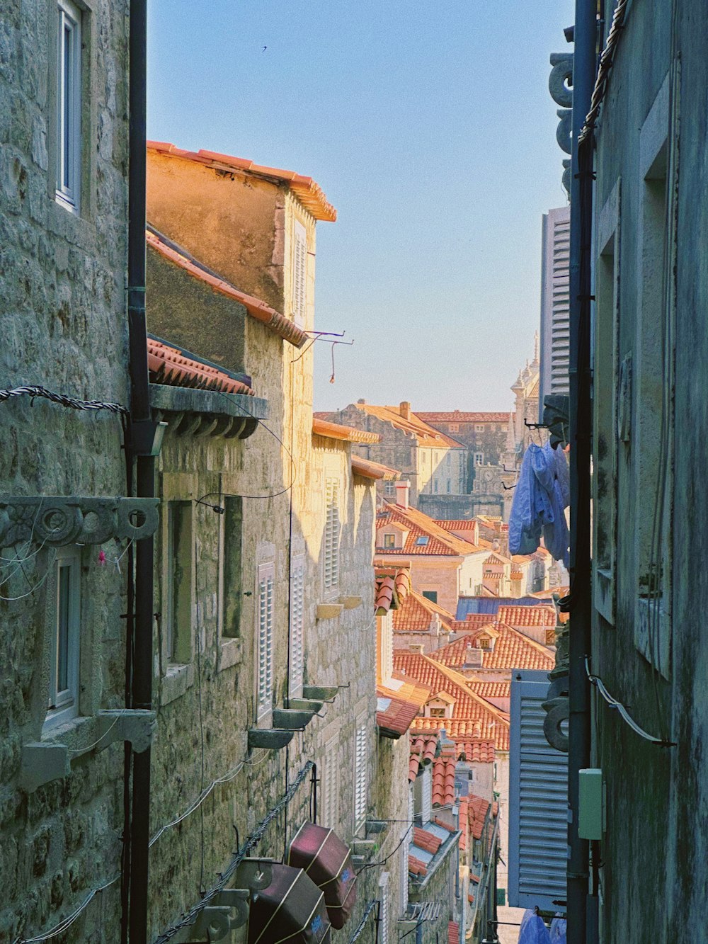 a narrow alley way with buildings and clothes hanging on the clothesline