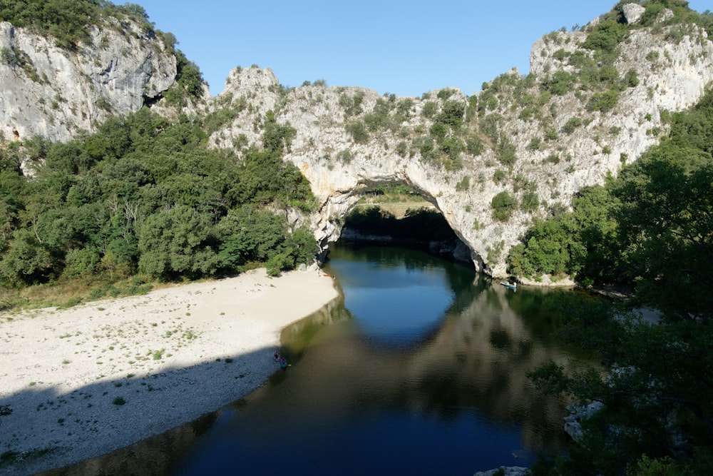 um corpo de água cercado por montanhas e árvores