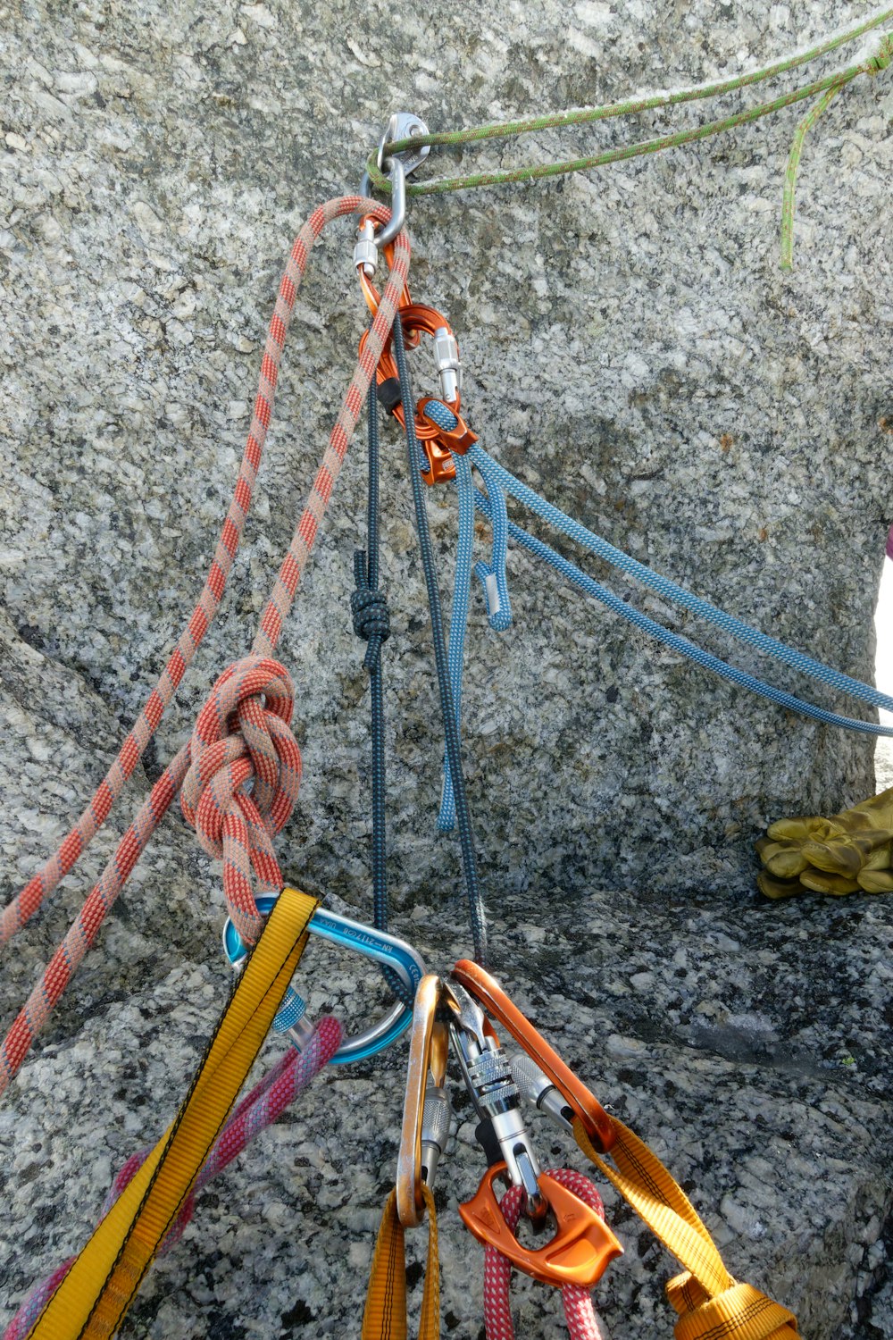 un área de escalada en roca con cuerdas y cuerdas atadas a ella