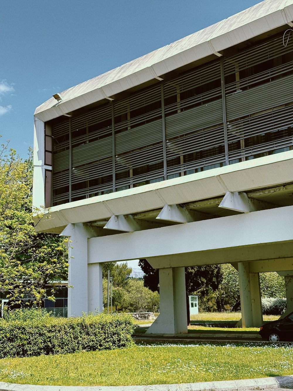 a car parked in front of a large building