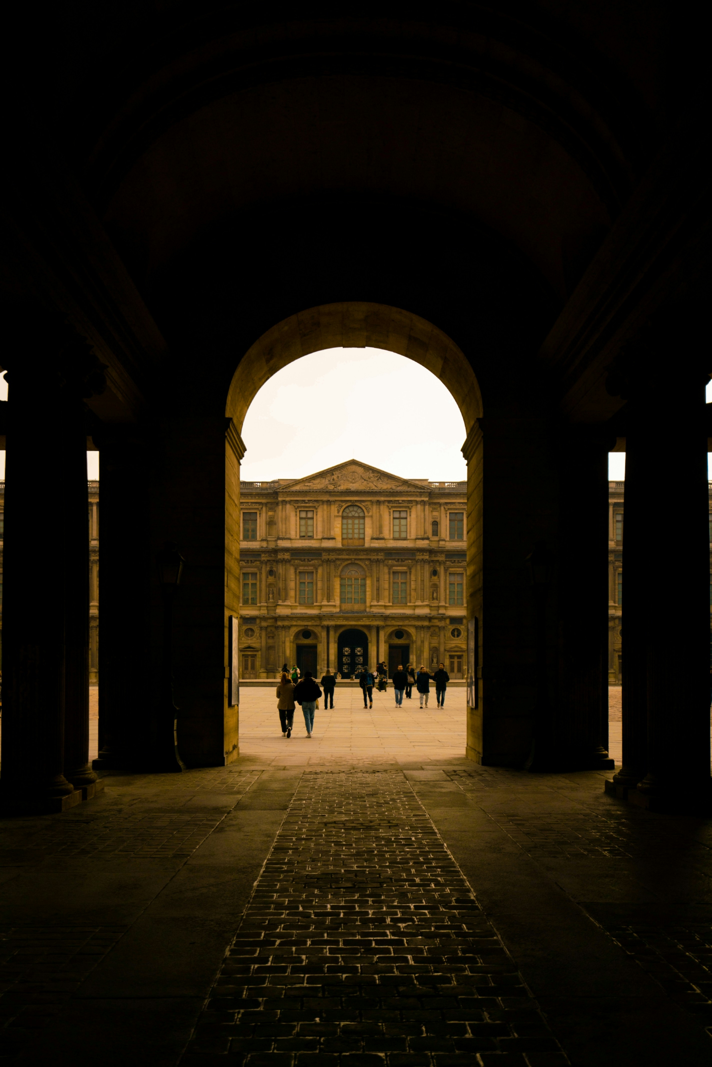 Un grupo de personas caminando por un arco