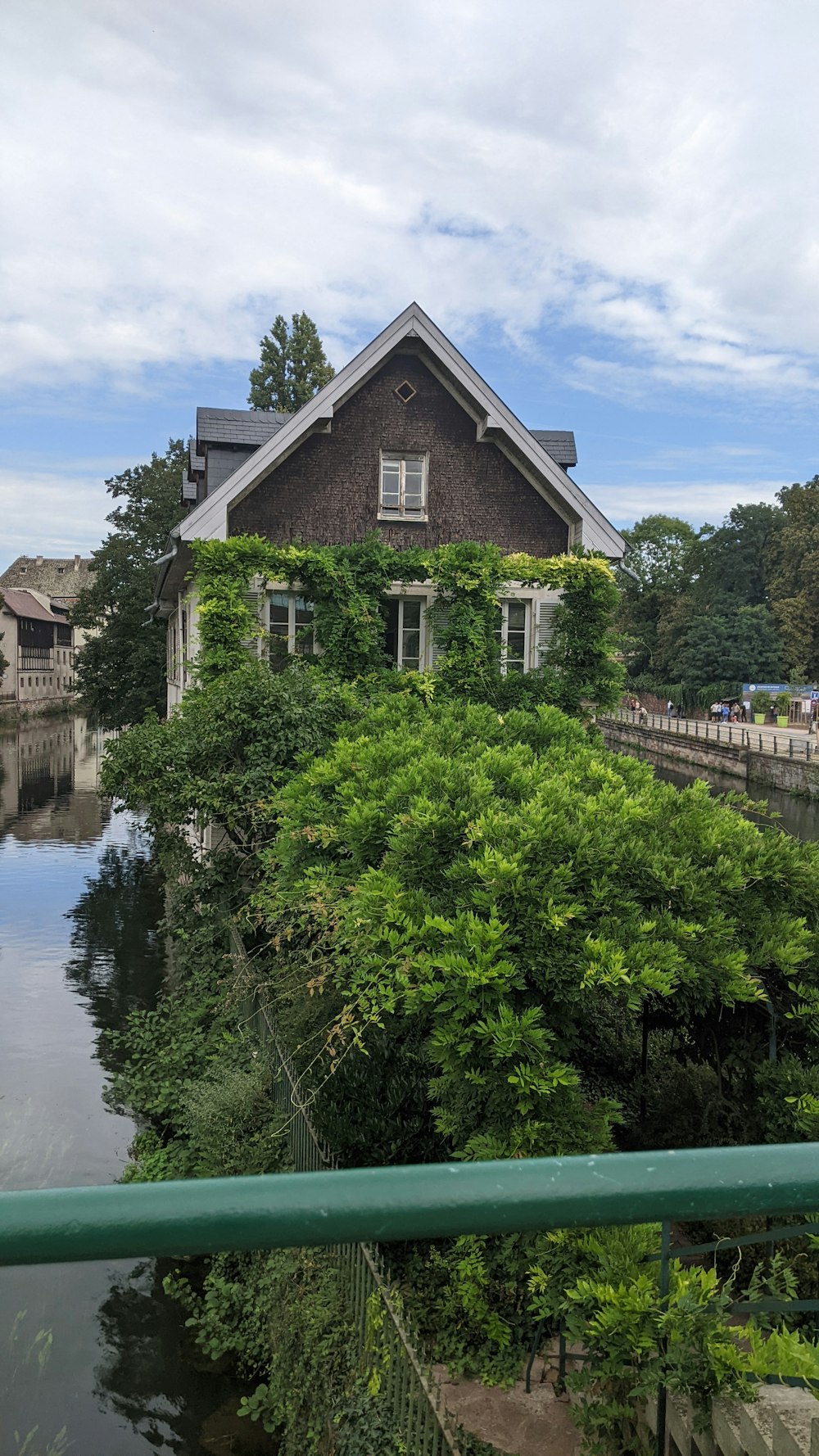 Una casa sentada junto a un cuerpo de agua