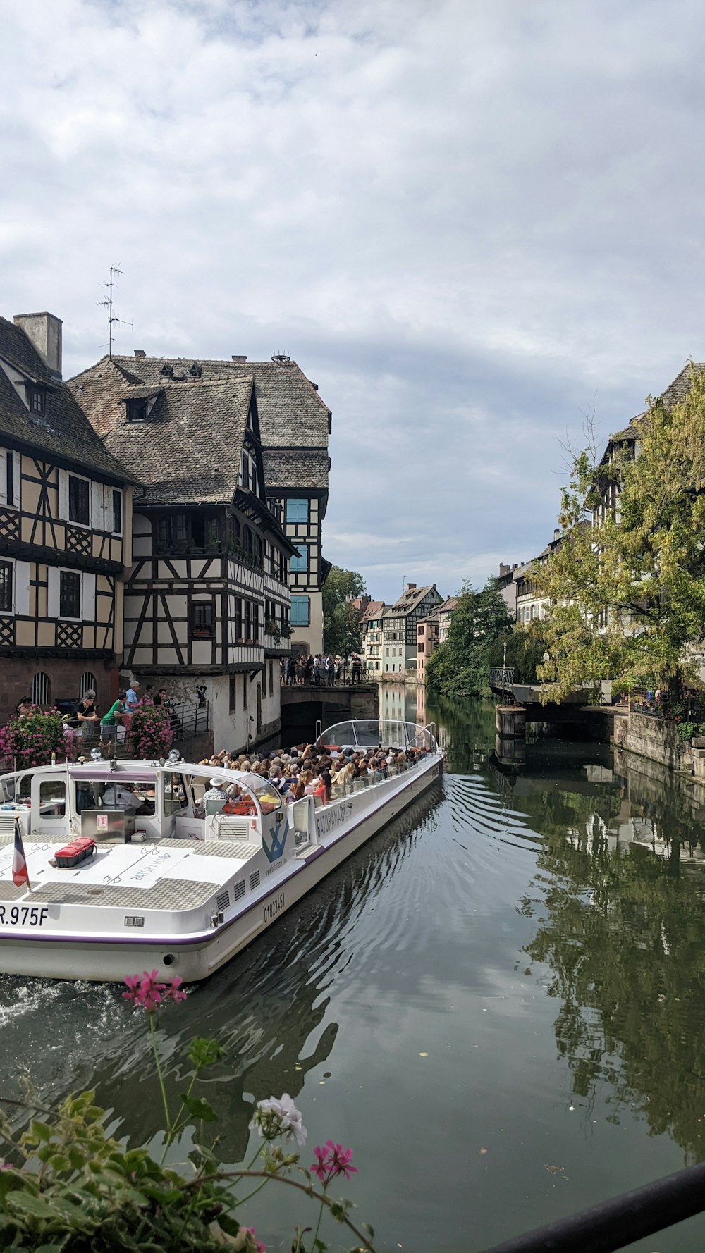 Una barca che viaggia lungo un fiume vicino a edifici alti