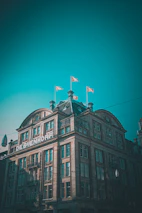 Exterior view of Dorpshuis De Bijenkorf on a sunny day with flowers in front.
