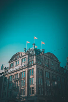 Exterior view of Dorpshuis De Bijenkorf on a sunny day with flowers in front.