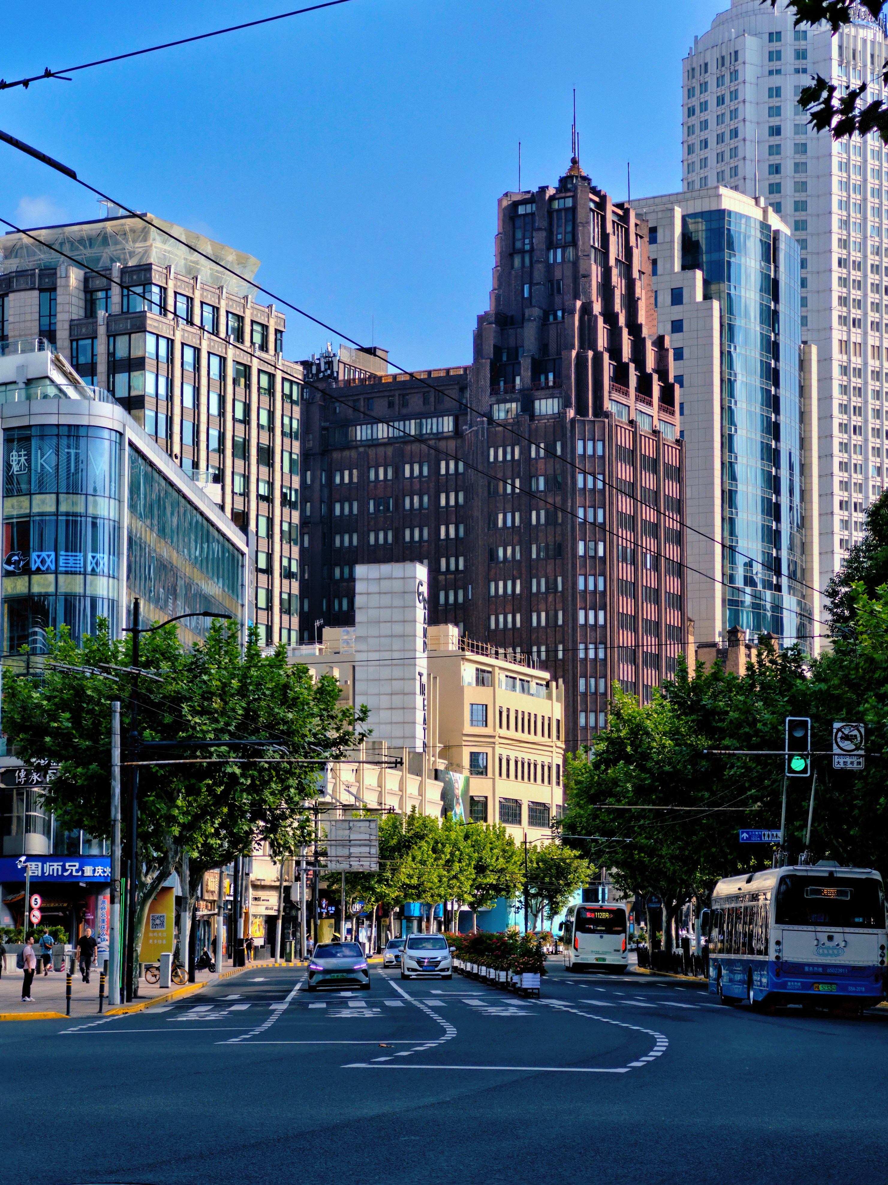 A city street filled with lots of tall buildings photo – Free Car Image ...