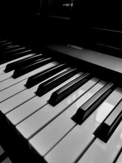 a black and white photo of a piano
