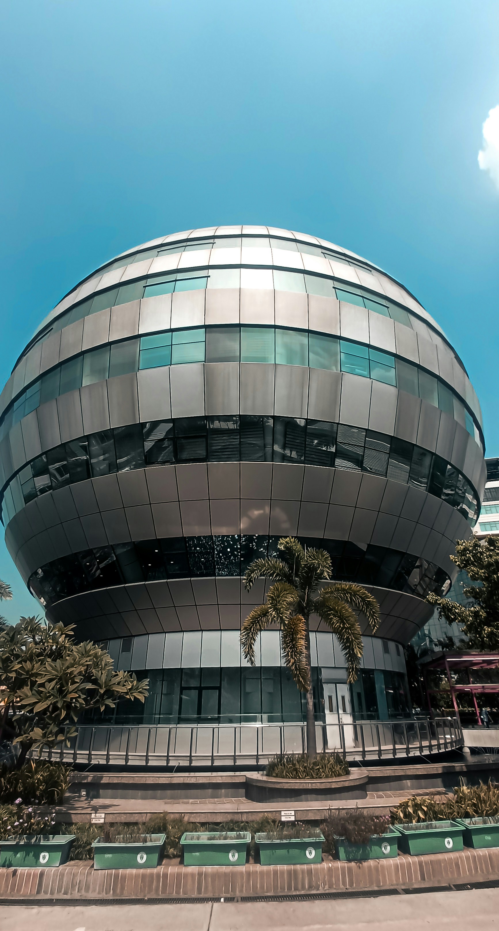 un grand bâtiment avec un dôme de verre au-dessus