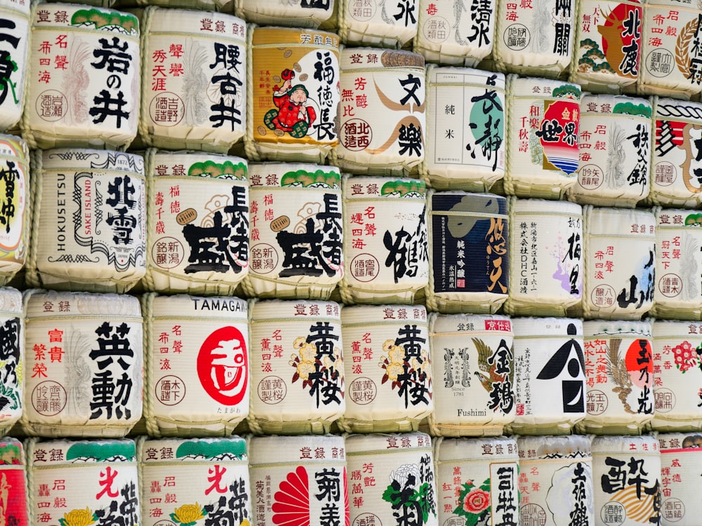 Una pila di bustine di tè con scritte asiatiche su di esse
