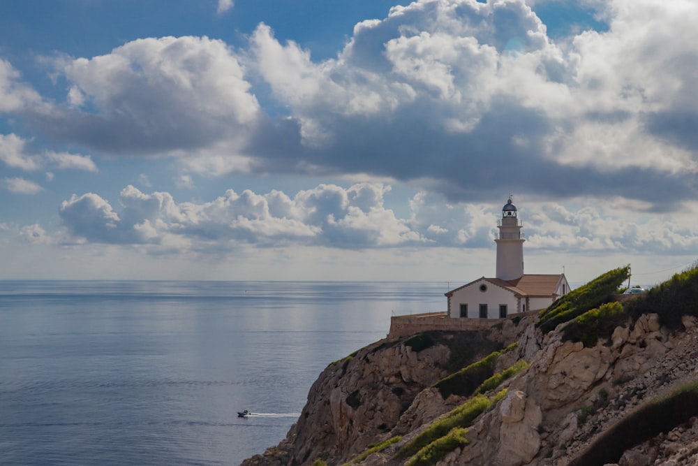 um farol em um penhasco com vista para o oceano