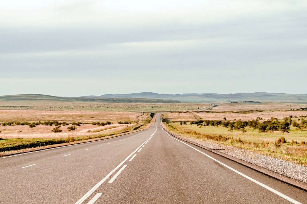 Un camino vacío en medio de la nada