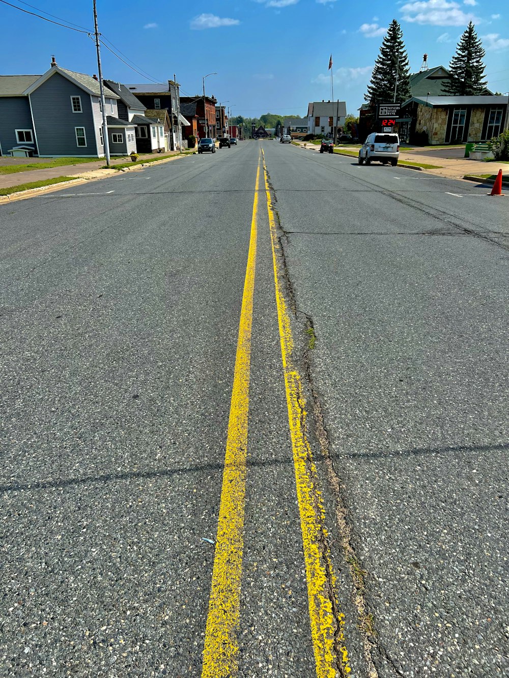 una calle con una línea amarilla pintada en ella