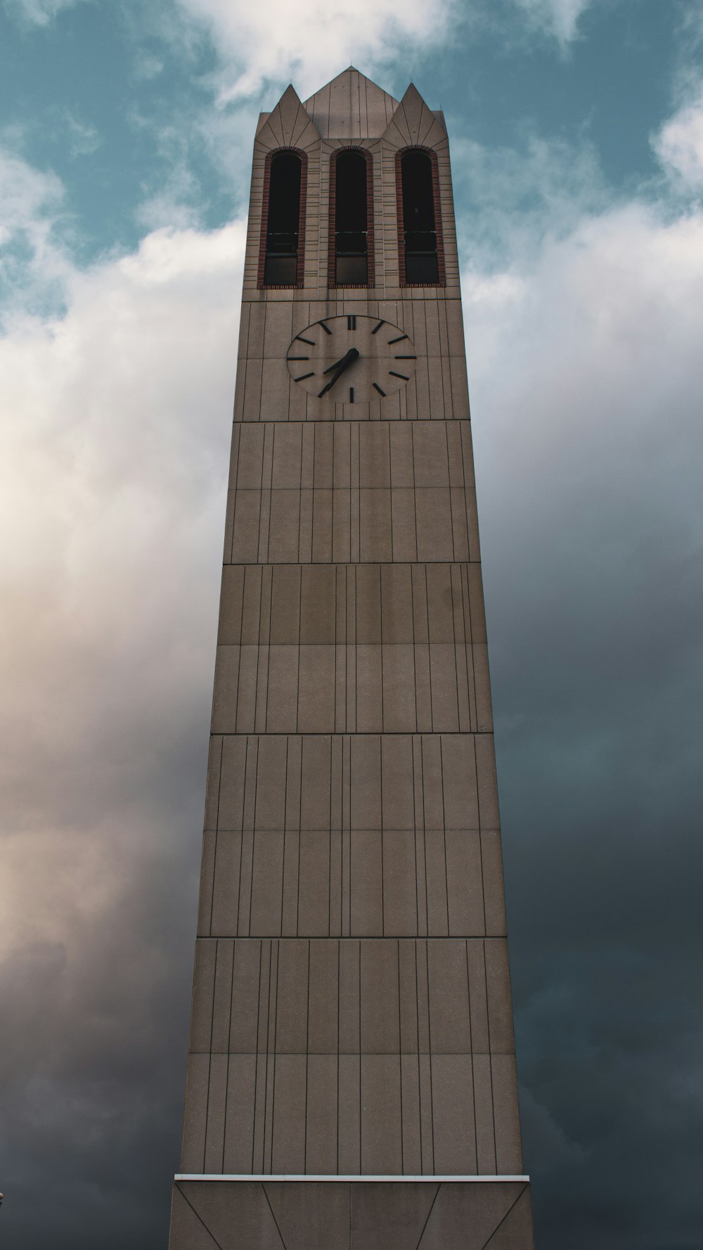 曇り空の下、高い時計台