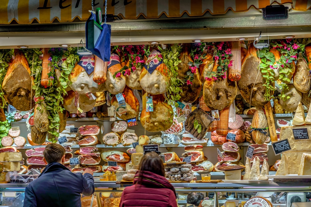 Eine Auslage von Fleisch und Käse in einem Geschäft