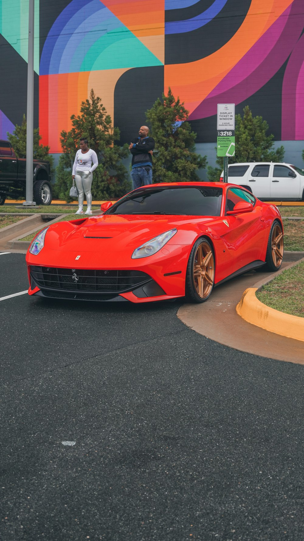 Un auto deportivo rojo estacionado en un estacionamiento