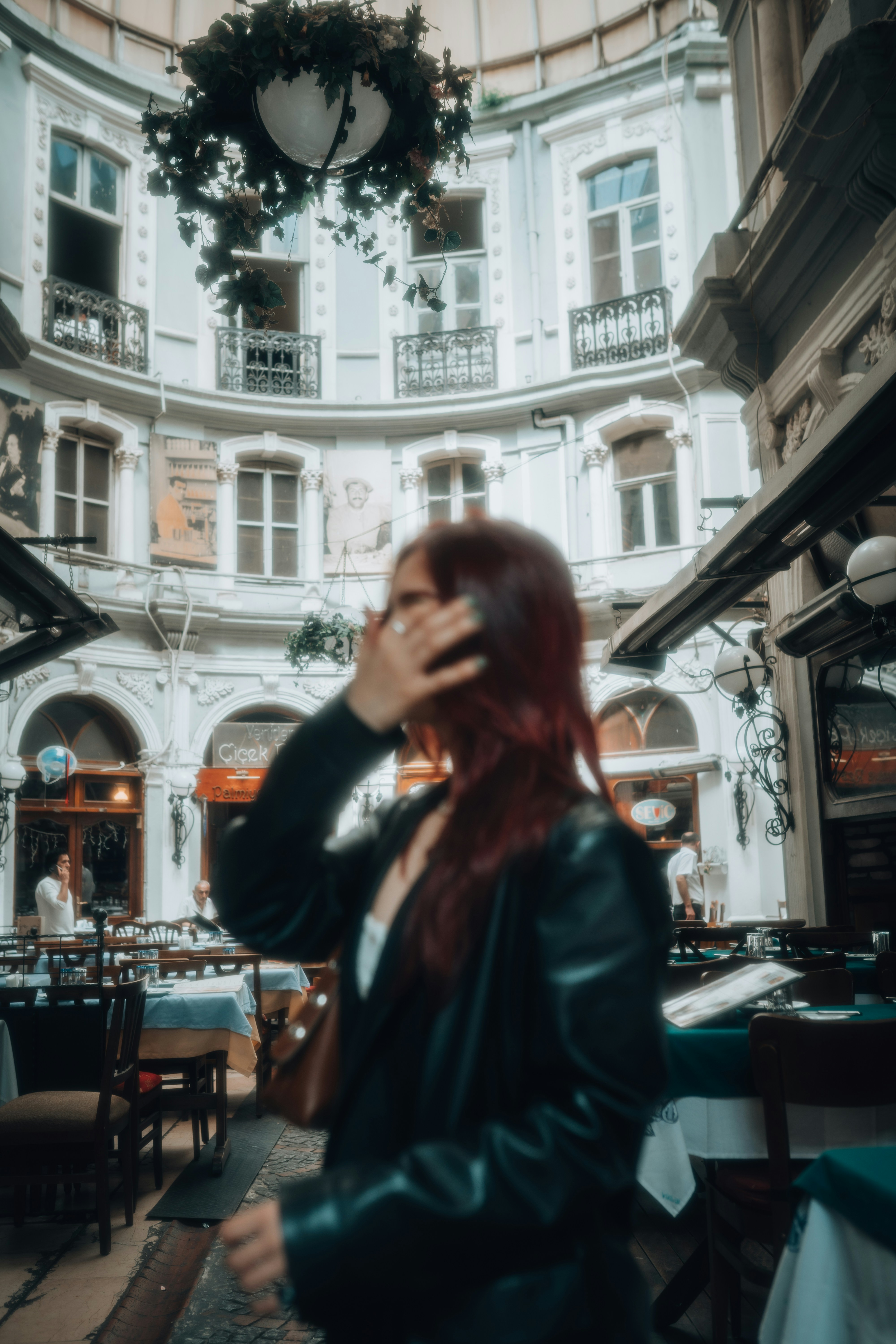 eine frau in einer schwarzen jacke, die telefoniert