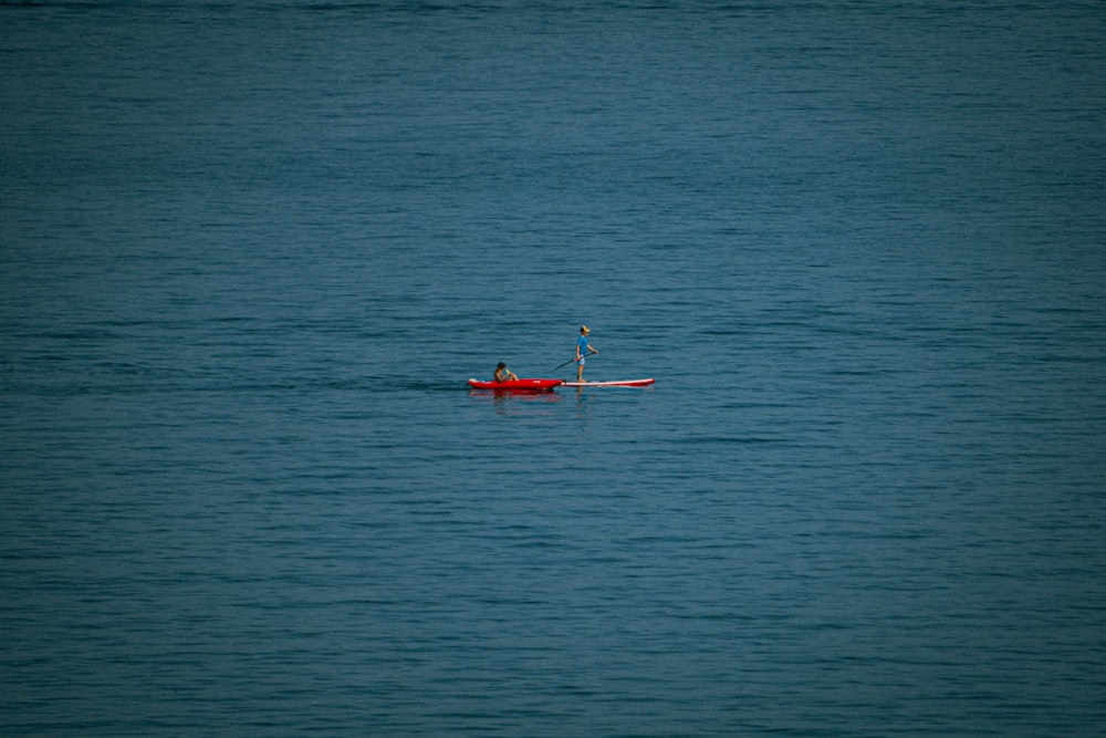 eine Person, die ein Boot mitten auf dem Ozean paddelt