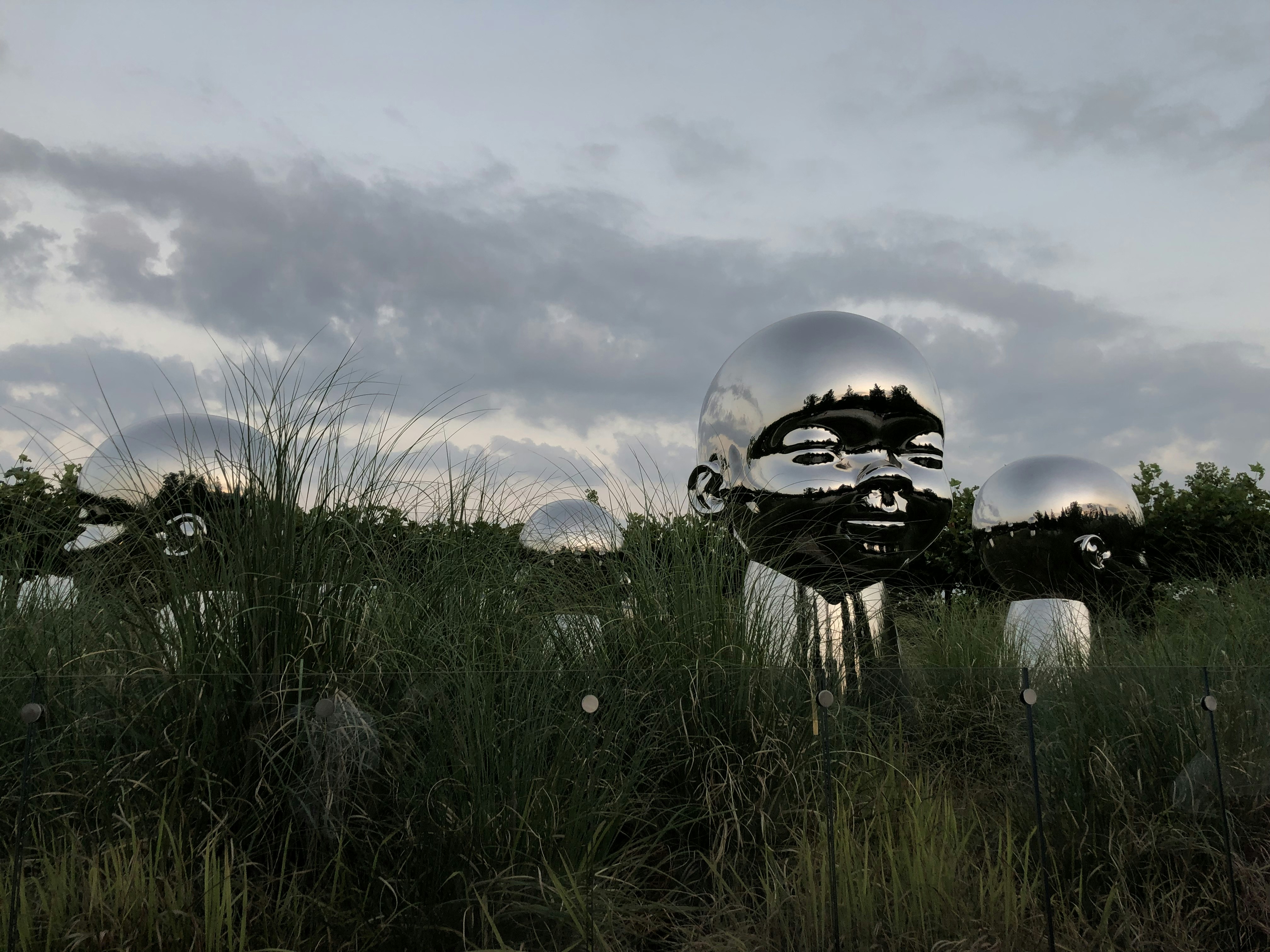Une sculpture au milieu d’un champ herbeux