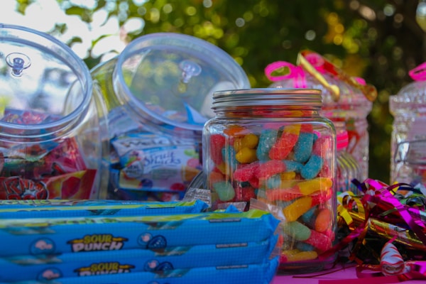 A table topped with lots of candy and candies